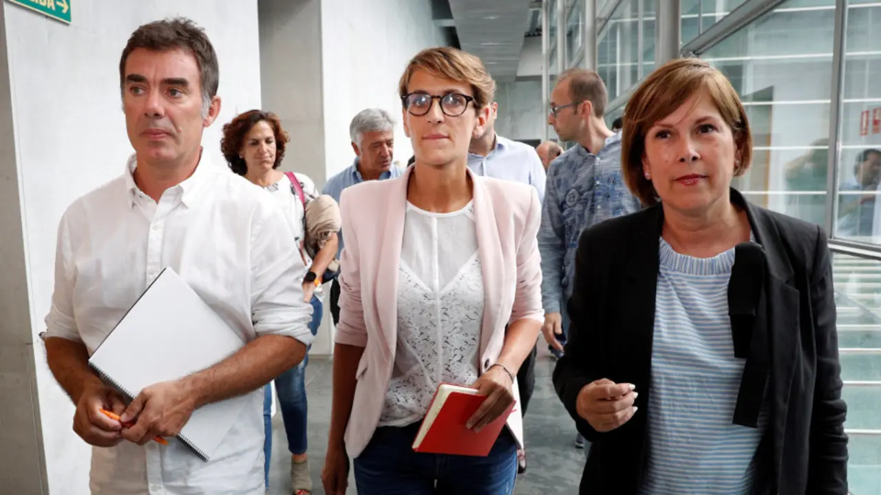 La secretaria general del Partido Socialista de Navarra, María Chivite, junto a la miembro de Geroa Bai, Uxue Barkos. VILLAR LÓPEZ (Efe)