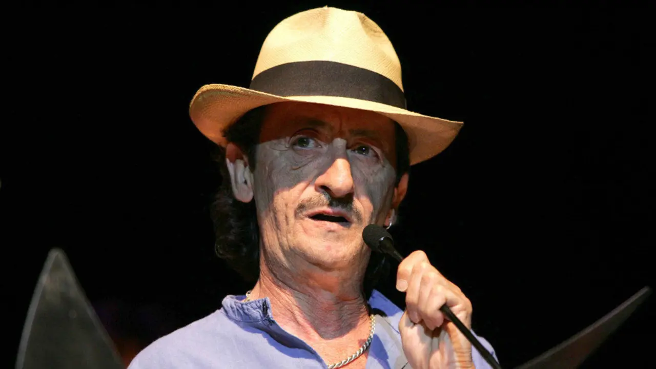 Eduardo Gómez, tras recibir el premio al Mejor Actor de Reparto de Televisión por su papel en Aquí no hay quien viva. ARCHIVO