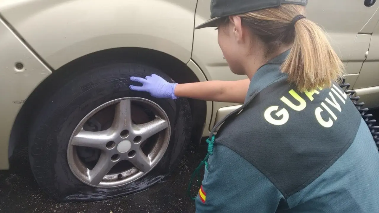 Una de las ruedas destrozadas por el hombre. GUARDIA CIVIL
