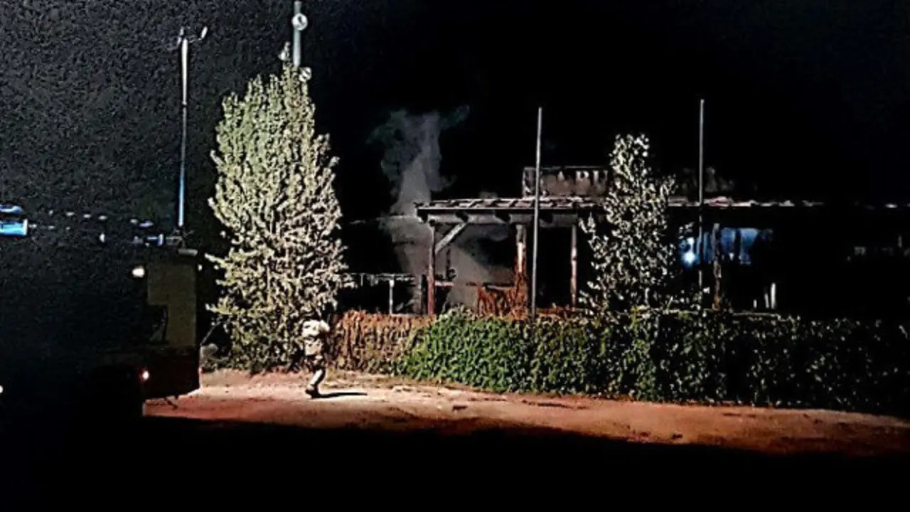 Los bomberos, trabajando en la extinción del fuego. EMERXENCIAS OURENSE