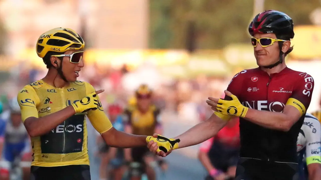 Egan Bernal atraviesa la línea de meta de la última etapa del Tour de la mano de Geraint Thomas. GUILLAUME HORCAJUELO (Efe) 