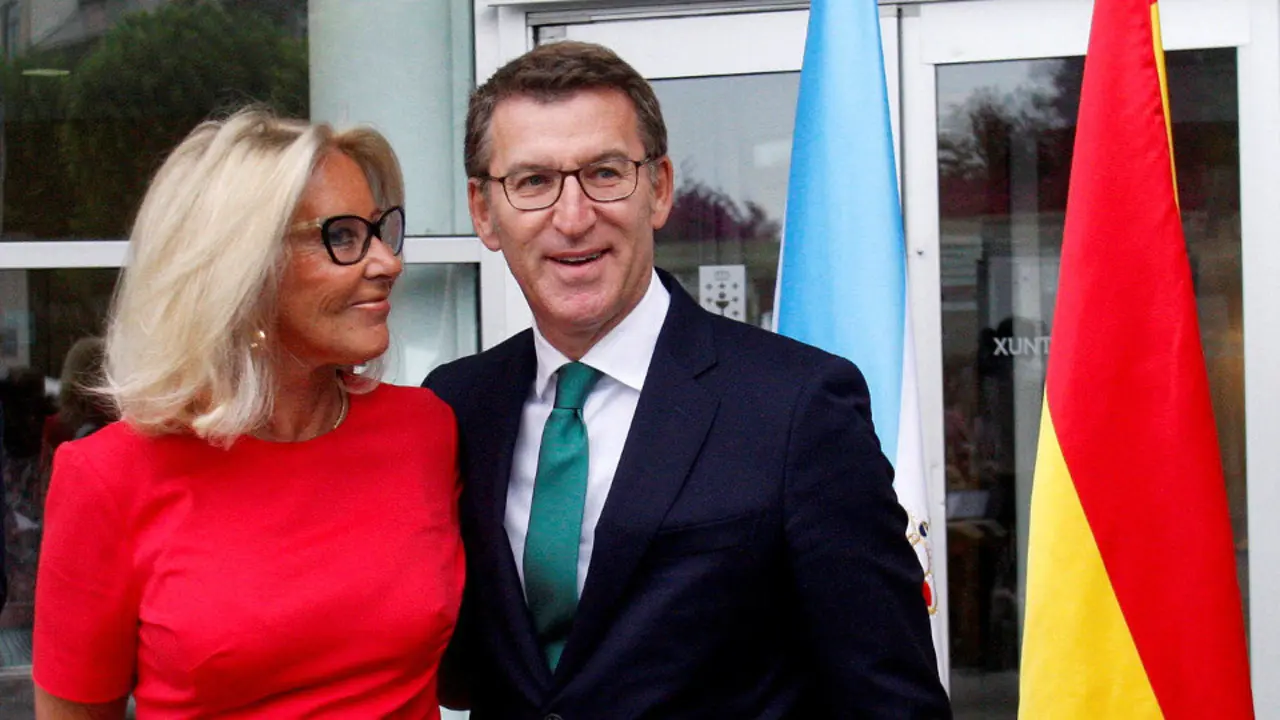 Alberto Núñez Feijóo y Corina Porro, durante la toma de posesión de la segunda como nueva delegada territorial de la Xunta en Vigo. SALVADOR SAS (EFE)