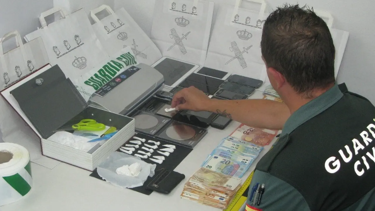 La droga, el dinero y otros objetos incautados a los detenidos. OPC GUARDIA CIVIL