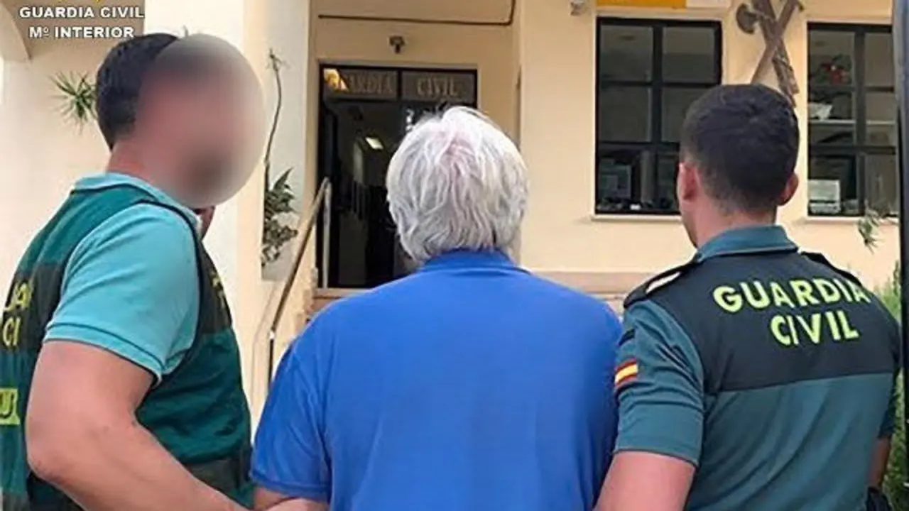 Dos agentes trasladan al detenido. GUARDIA CIVIL