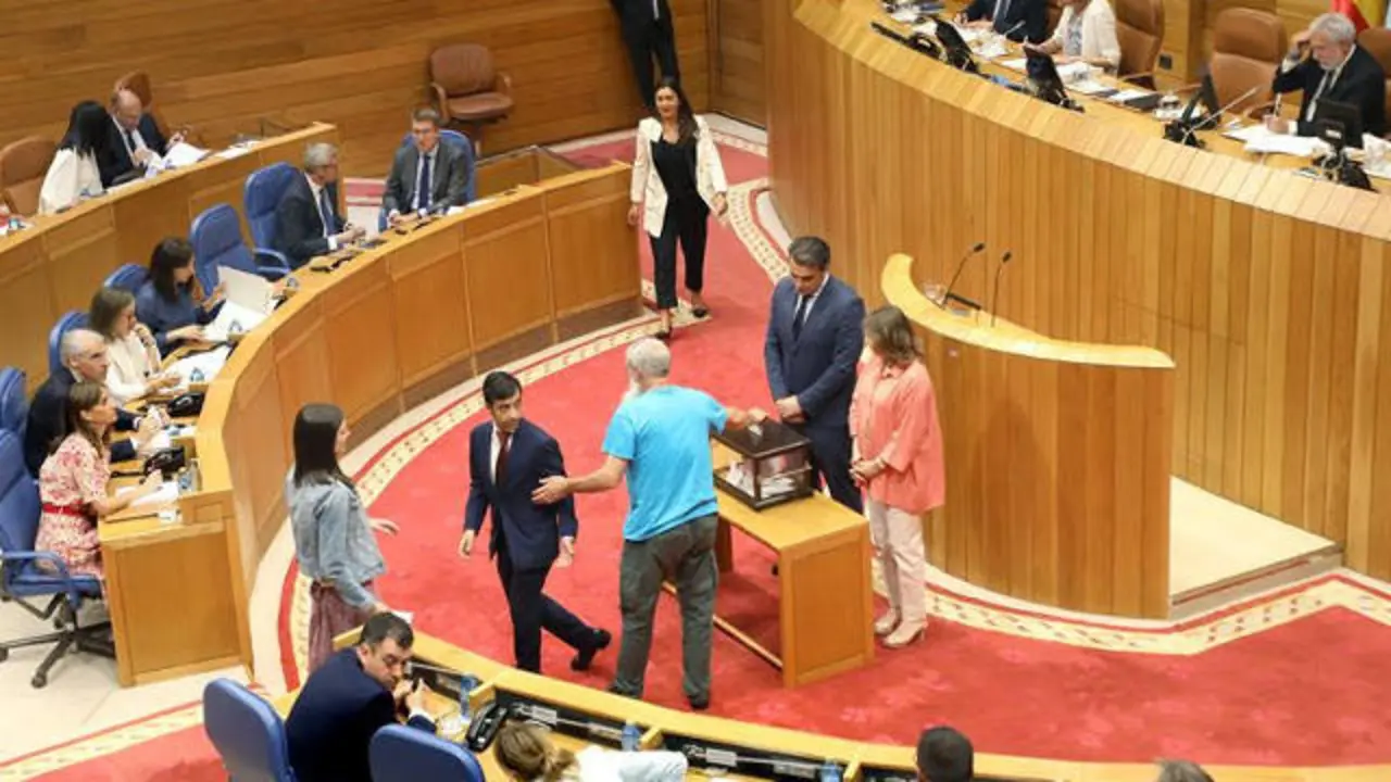 Votación de Fernández Galiño como Valedora do Pobo. XOÁN REY (EFE)