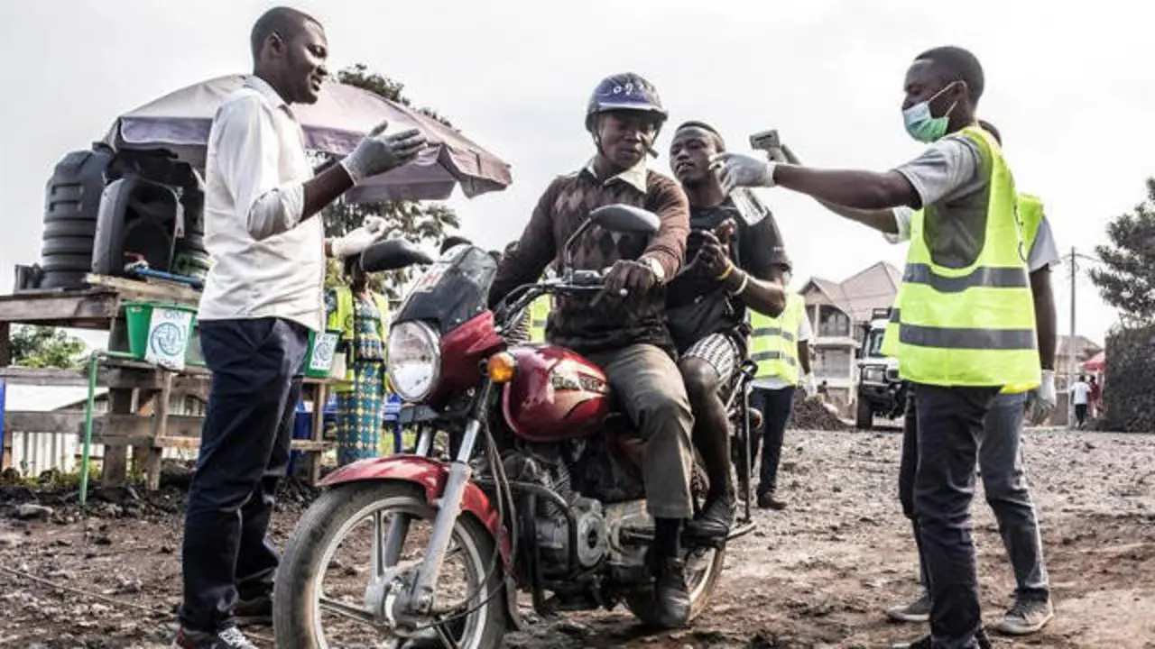 Punto de control sanitario del ébola. PATRICIA RAMÍREZ (EFE)