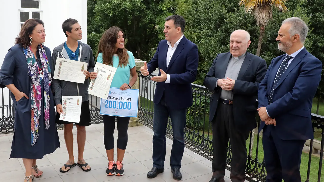 Román Rodríguez, e o deán da Catedral de Santiago, Segundo Pérez, recibirán ao peregrino 200.000 do Camiño de Santiago deste ano.