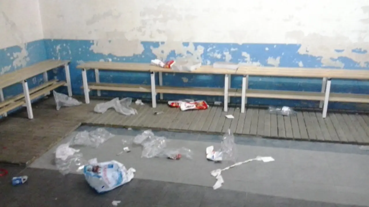 Suciedad en un vestuario. ARCHIVO