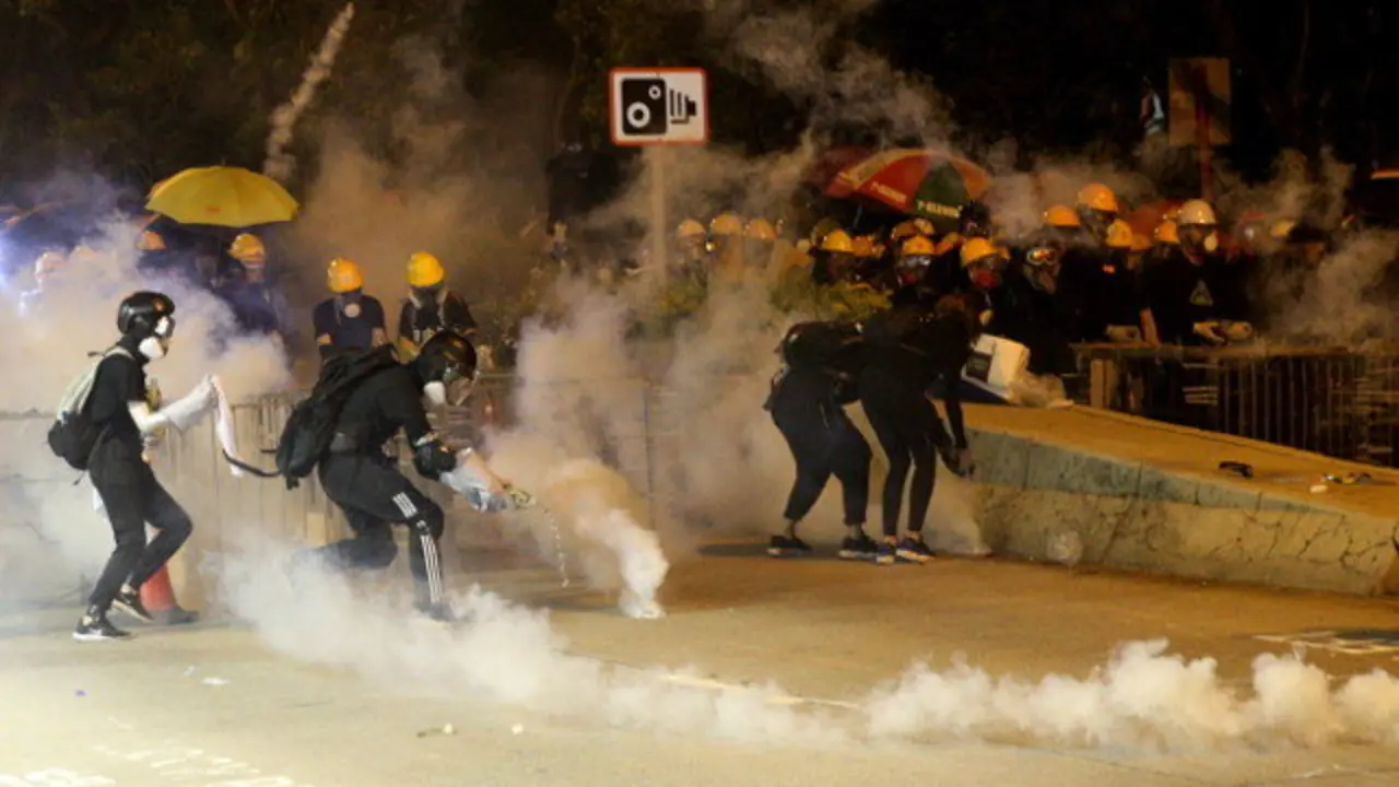 La protesta enfrente a la estación de policía de Tsim Sha Tsui se cubre de gas lacrimógeno lanzado por los antidisturbios. JEROME FAVRE (EFE)