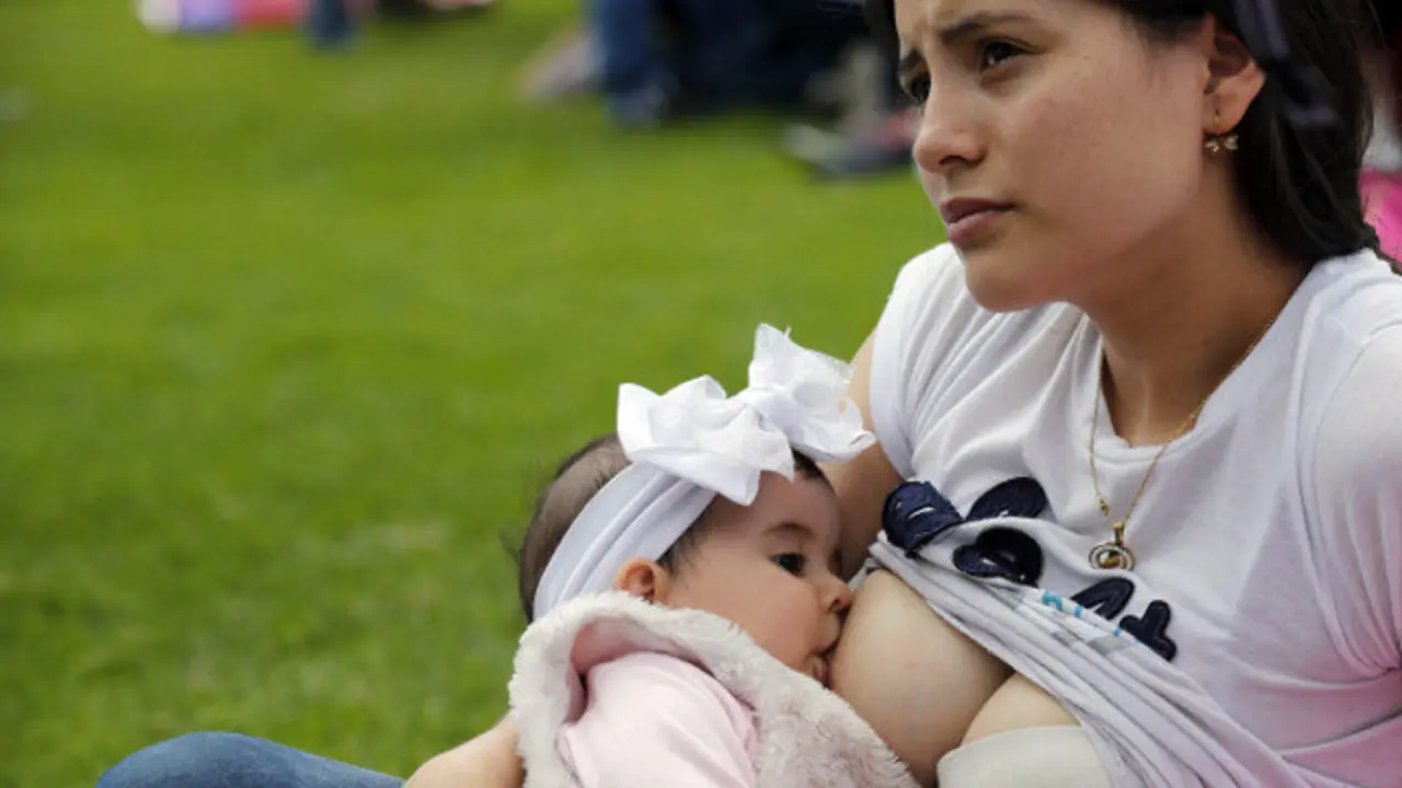 Una madre amamanta a su bebé. EFE