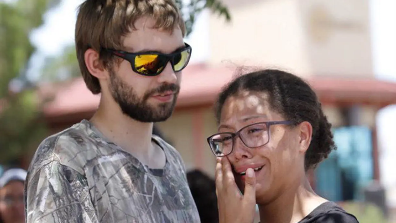 Dos empleados del centro comercial de El Paso. IVAN PIERRE AGUIRRE