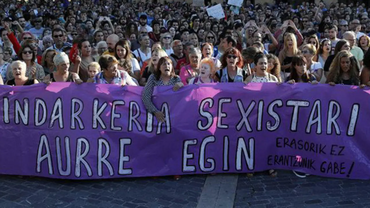 Concentración contra la violación grupal en Bilbao. LUIS TEJIDO