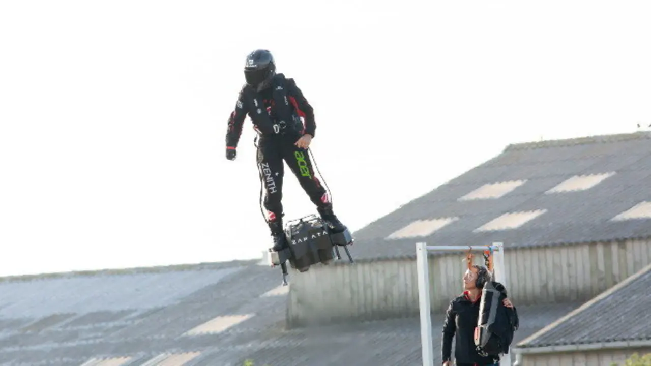 Franky Zapata, 'volando' este domingo. EFE