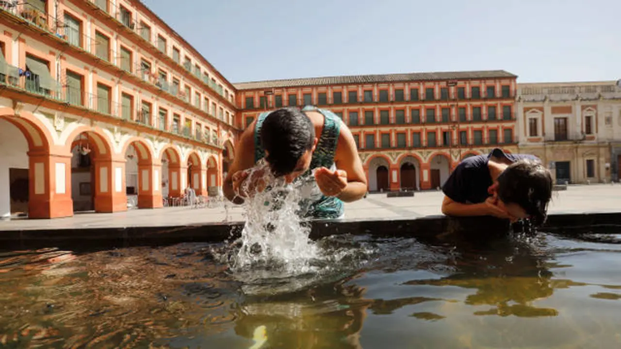Unos niños refrescándose en Córdoba. EFE