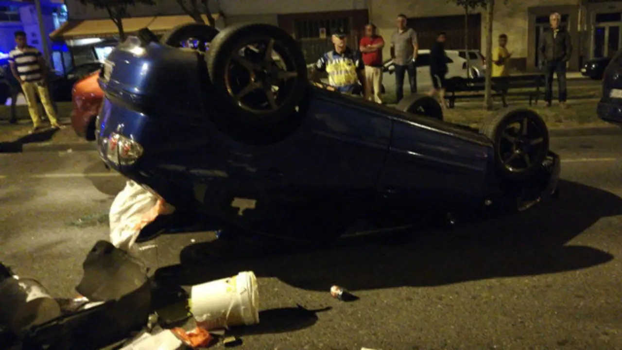 El coche volcado en la Ronda das Fontiñas. MATEO ALVARIÑO