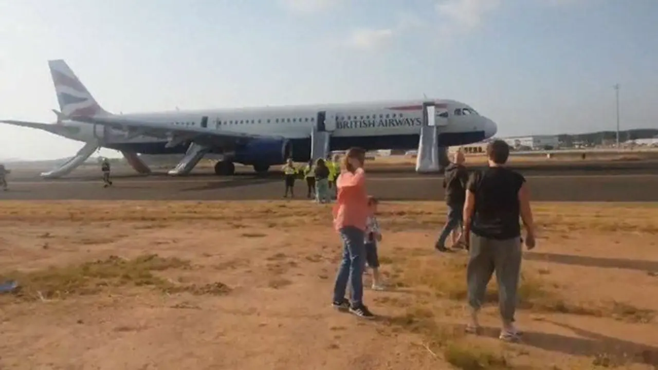 Pasajeros ante el avión en Valencia. DANI MEROÑO