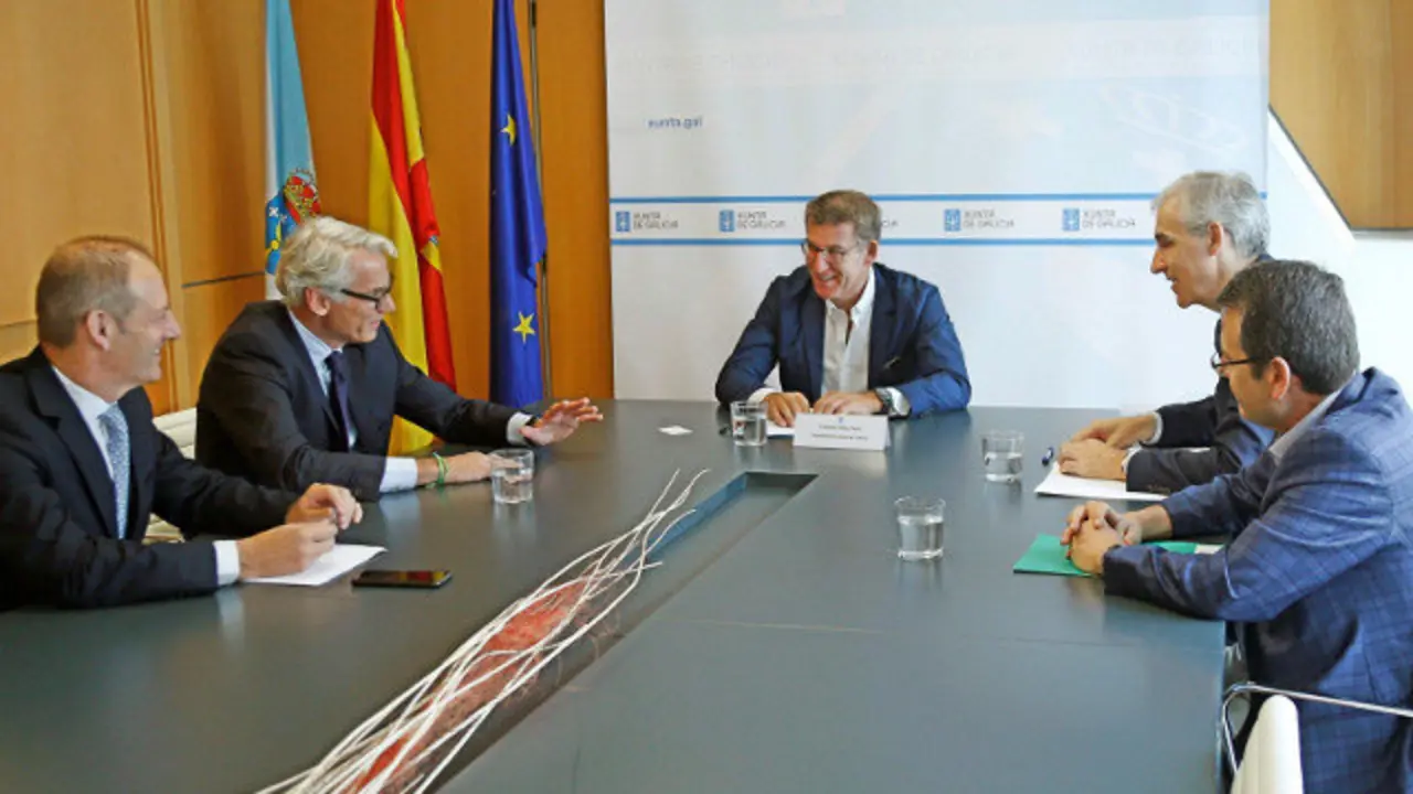 Feijóo y Conde, en la reunión de este martes con el presidente de Parter Capital Group. CABALAR (EFE)