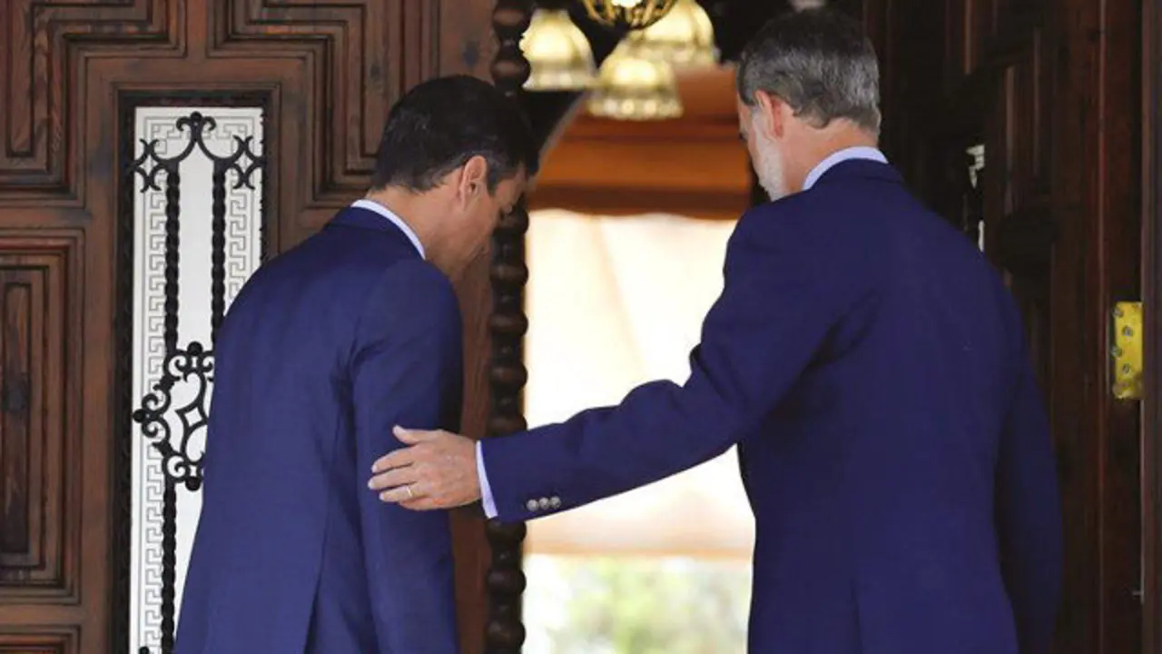 Sánchez y el Rey, en el despacho de verano en Marivent. BALLESTEROS