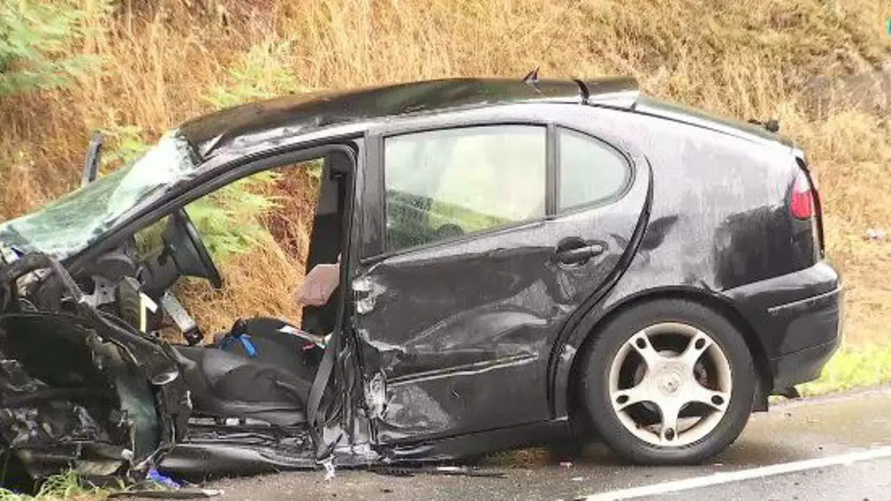 Estado en el que quedó el coche implicado en el accidente en Ribadavia. CRTVG