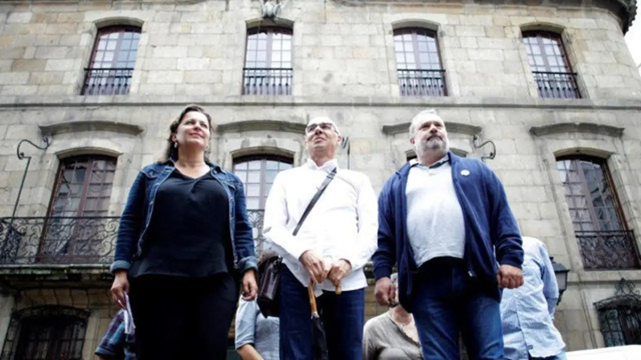 Miranda, Jorquera y Babío, ante la Casa Cornide. CABALAR