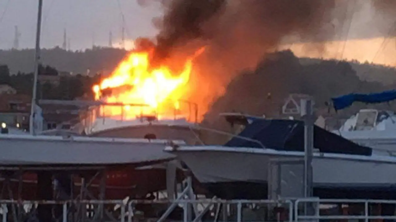El barco ardiendo. GES MUGARDOS