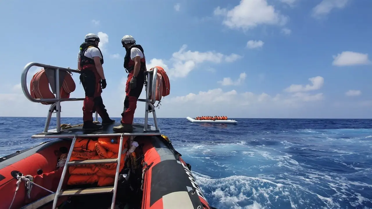 Rescate da embarcación no Mediterráneo central este sábado. MÉDICOS SEN FRONTEIRAS