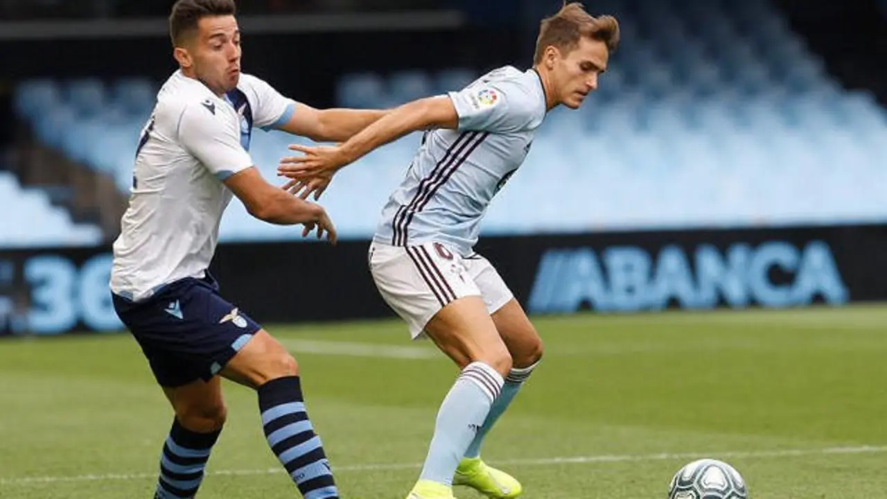 Denis Suárez defiende un balón ante un rival del Lazio en un amistoso. SALVADOR SAS (EFE)