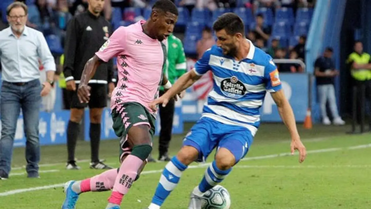 Un lance del Teresa Herrera entre el Deportivo y el Betis. CABALAR (EFE)