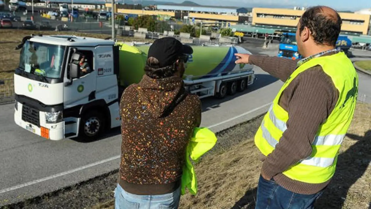 Transportistas en huelga en Portugal. CARLOS BARROSO (EFE)