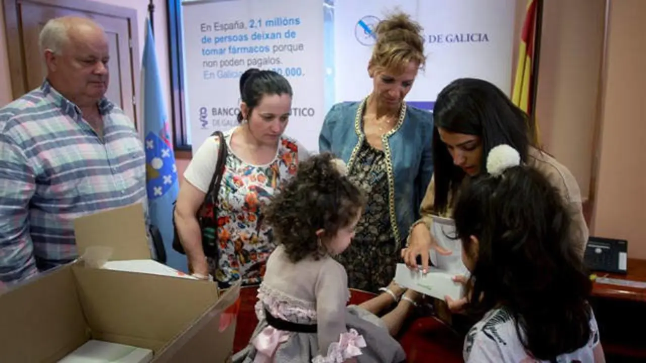Entrega del sistema de monitorización de glucosa a Noa. BRAIS LORENZO (EFE)
