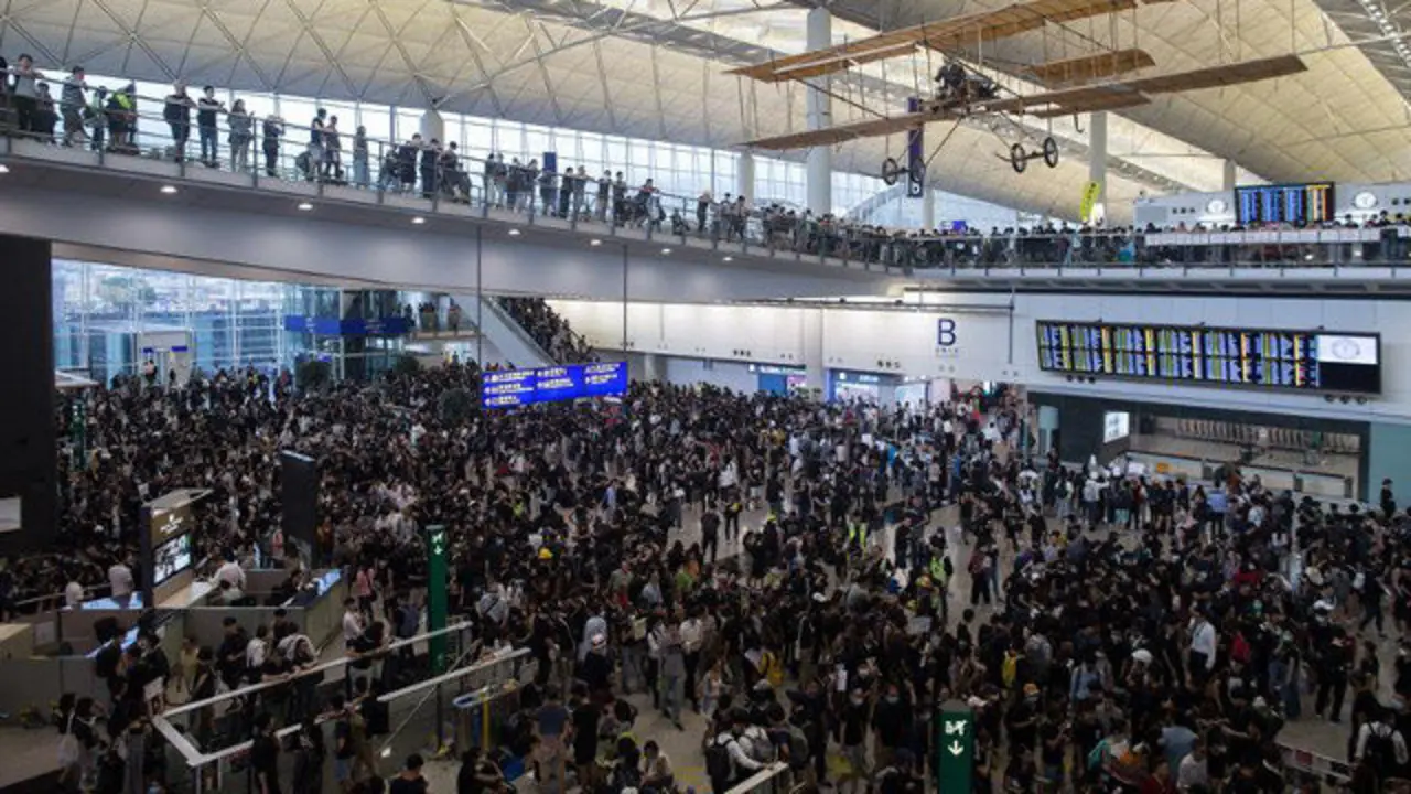 Manifestantes en el aeropuerto de Hong Kong. EFE