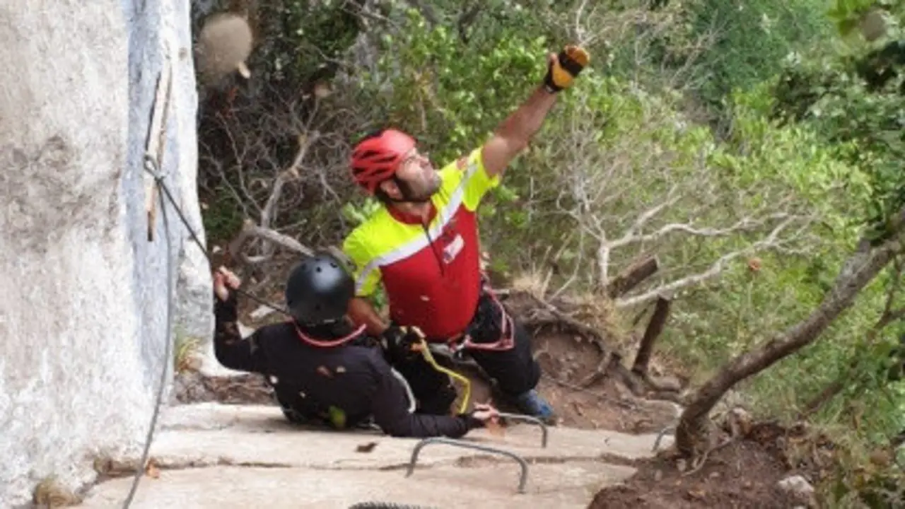 Momento en el que rescatan a la mujer. 112 CANTABRIA