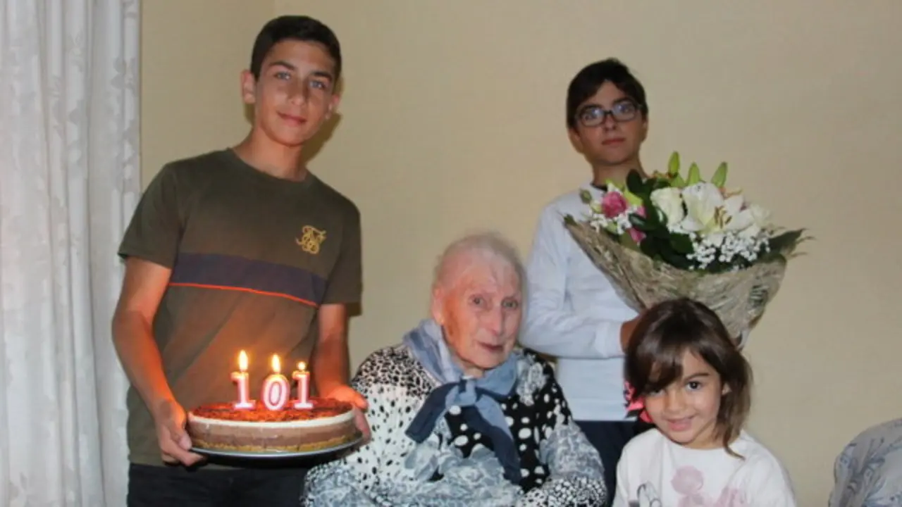 Isolina Aguete cos seus bisnetos Mateo, Hugo e Nahya. DP