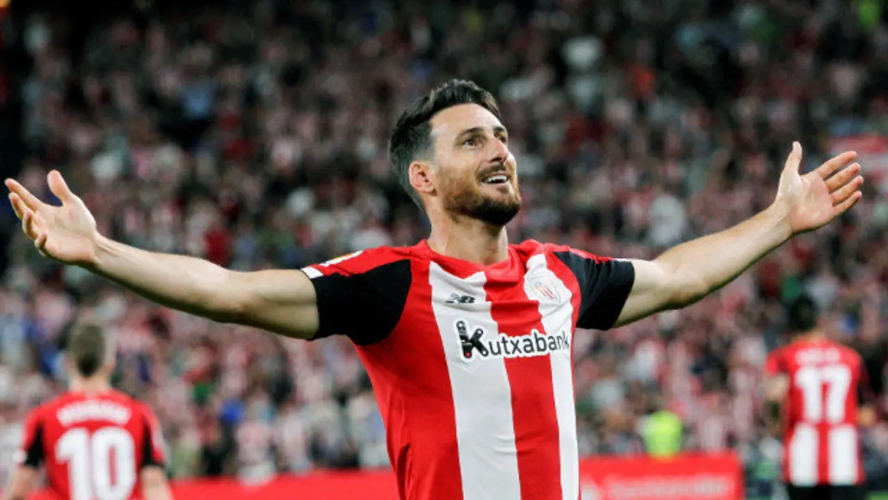 Aritz Aduriz celebra o seu gol. JAVIER ZORRILLA (EFE)