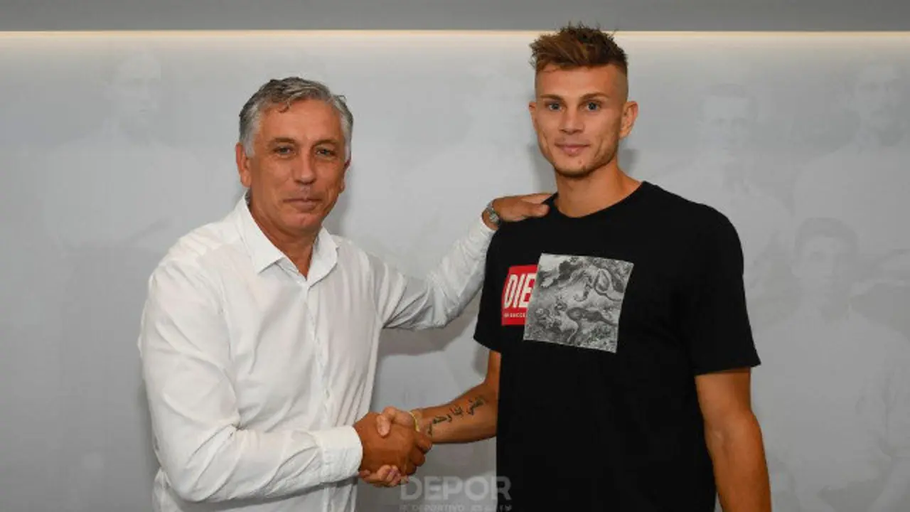 Samuele Longo tras asinar o contrato. @RCDeportivo