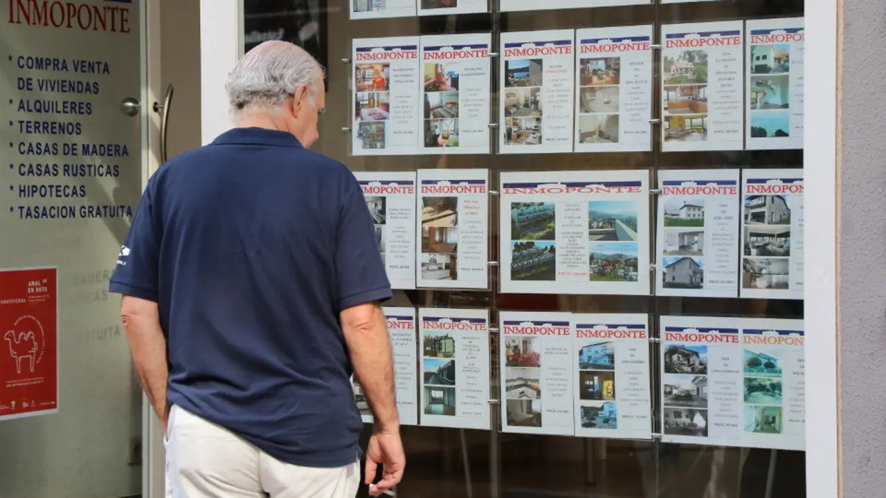 Escaparate de una inmobiliaria en Pontevedra. DP