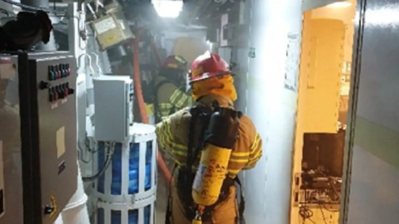 Efectivos sufocando o lume na fragata Cristóbal Colón. EP