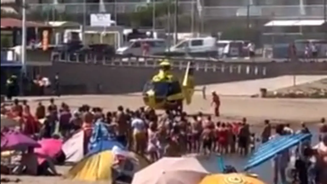 Efectivos sanitarios na praia de Riells de L&#39;Escala. TWITTER