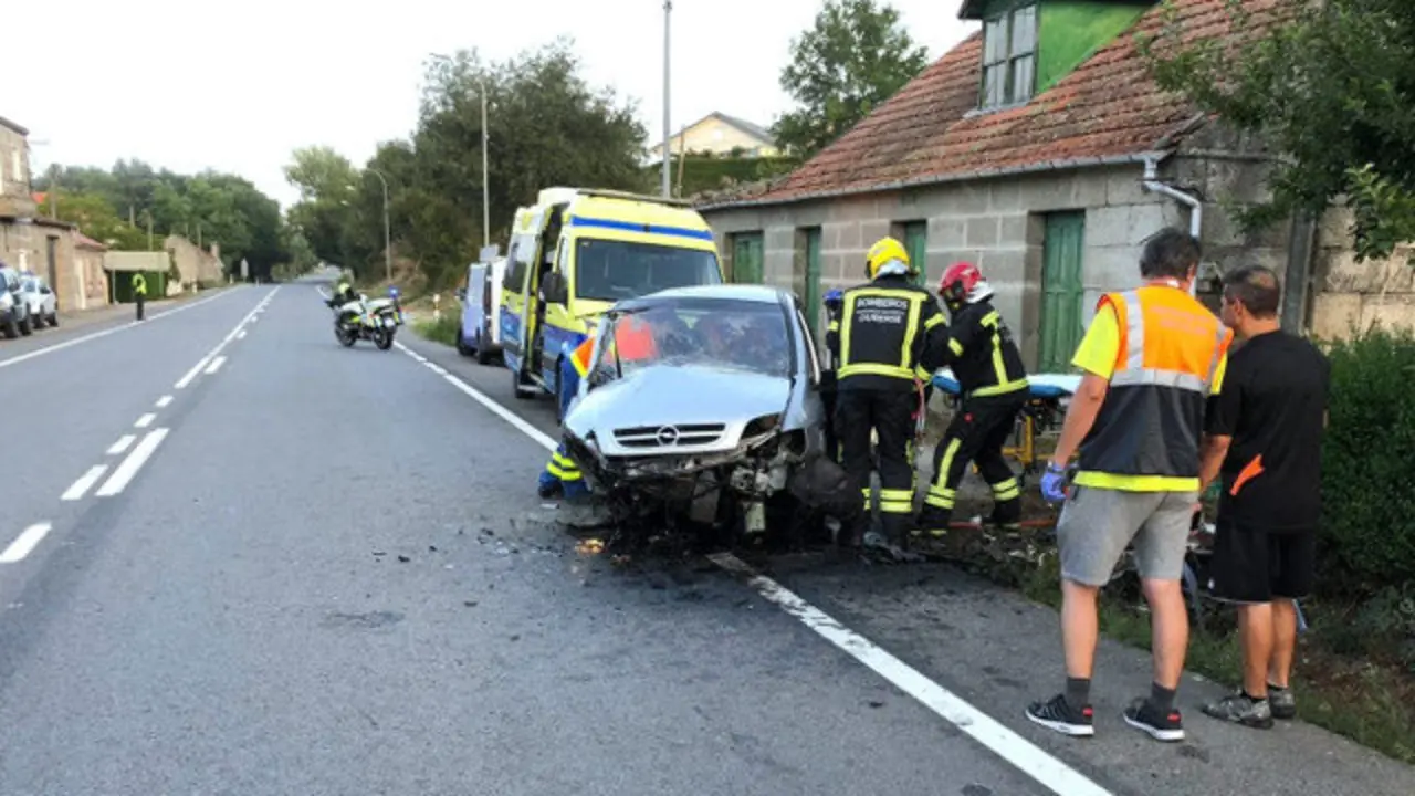 Estado no que quedou o vehículo no que viaxaba o mozo. EMERXENCIAS OURENSE