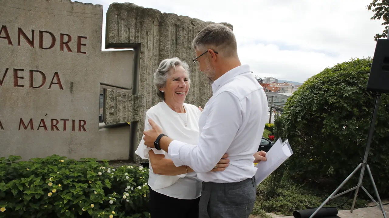 Amalia Bóveda co seu fillo Valentín García Bóveda na homenaxe institucional que o Concello de Poio realiza ó seu pai, Alexandre Bóveda, dende 1996 na Caeira. JOSÉ LUIZ OUBIÑA