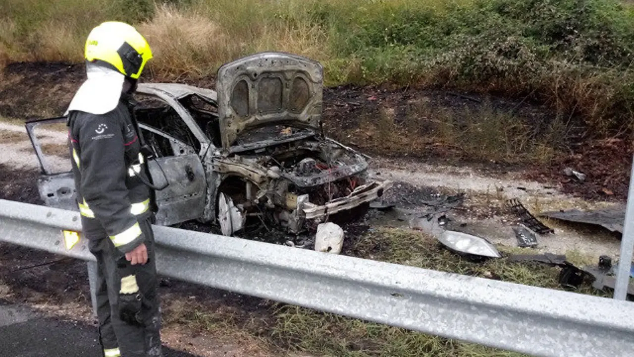 Vehículo calcinado en Ourense. BOMBEIROS DEPUTACIÓN