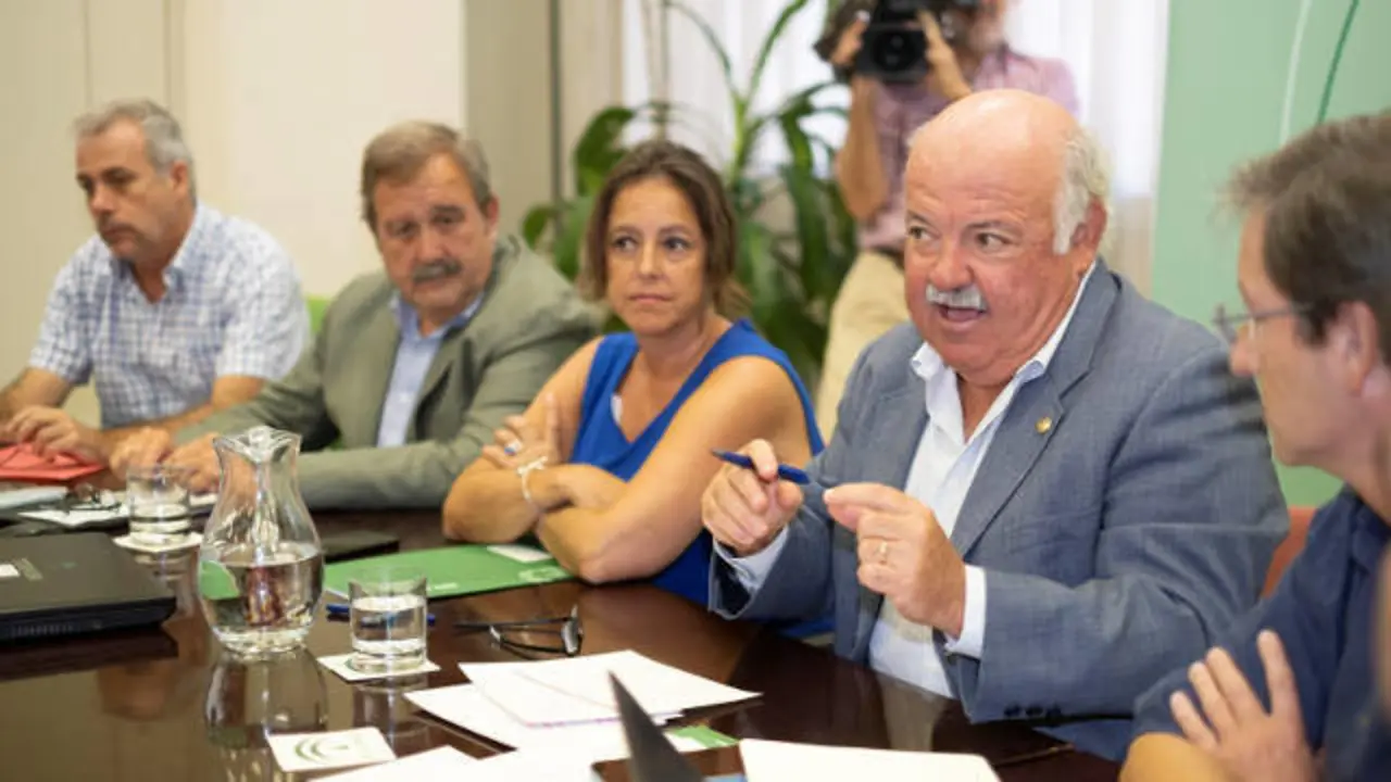 Rueda de prensa concedida por el brote de listeriosis. EFE