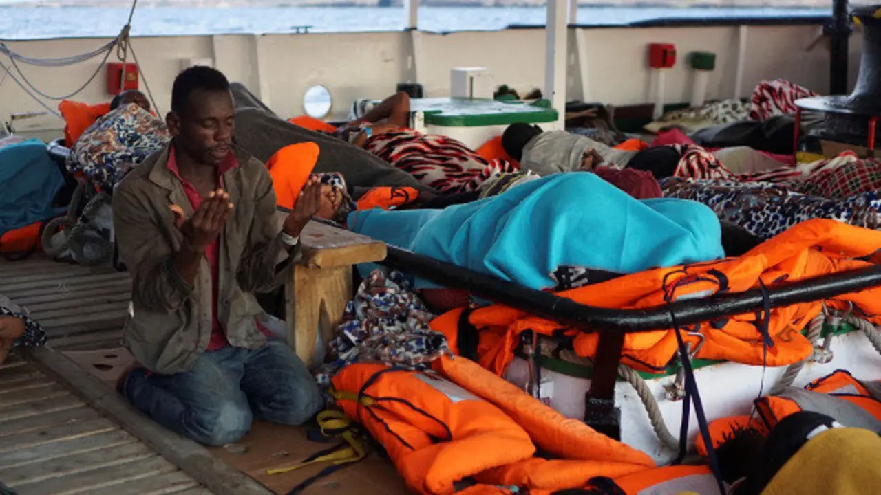 Un migrante reza á primeira hora deste luns a bordo do Open Arms. FRANCISCO GENTICO (EFE)
