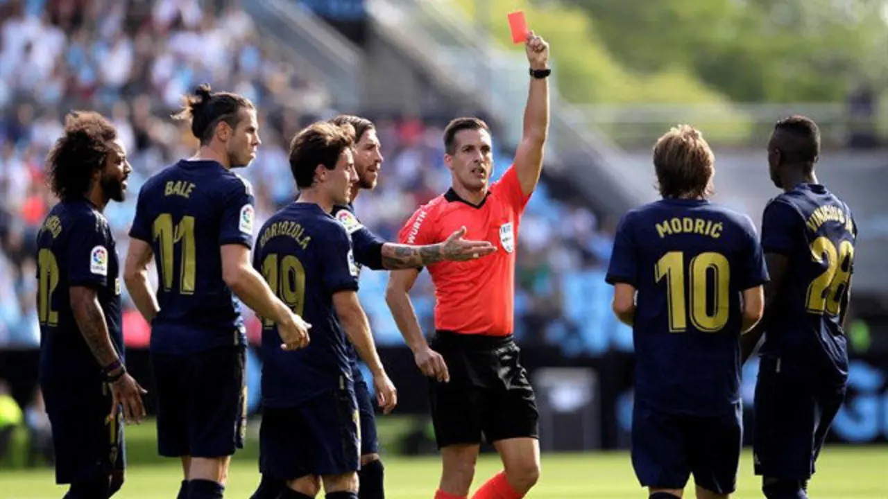 Estrada Fernández expulsando a Modric. EFE