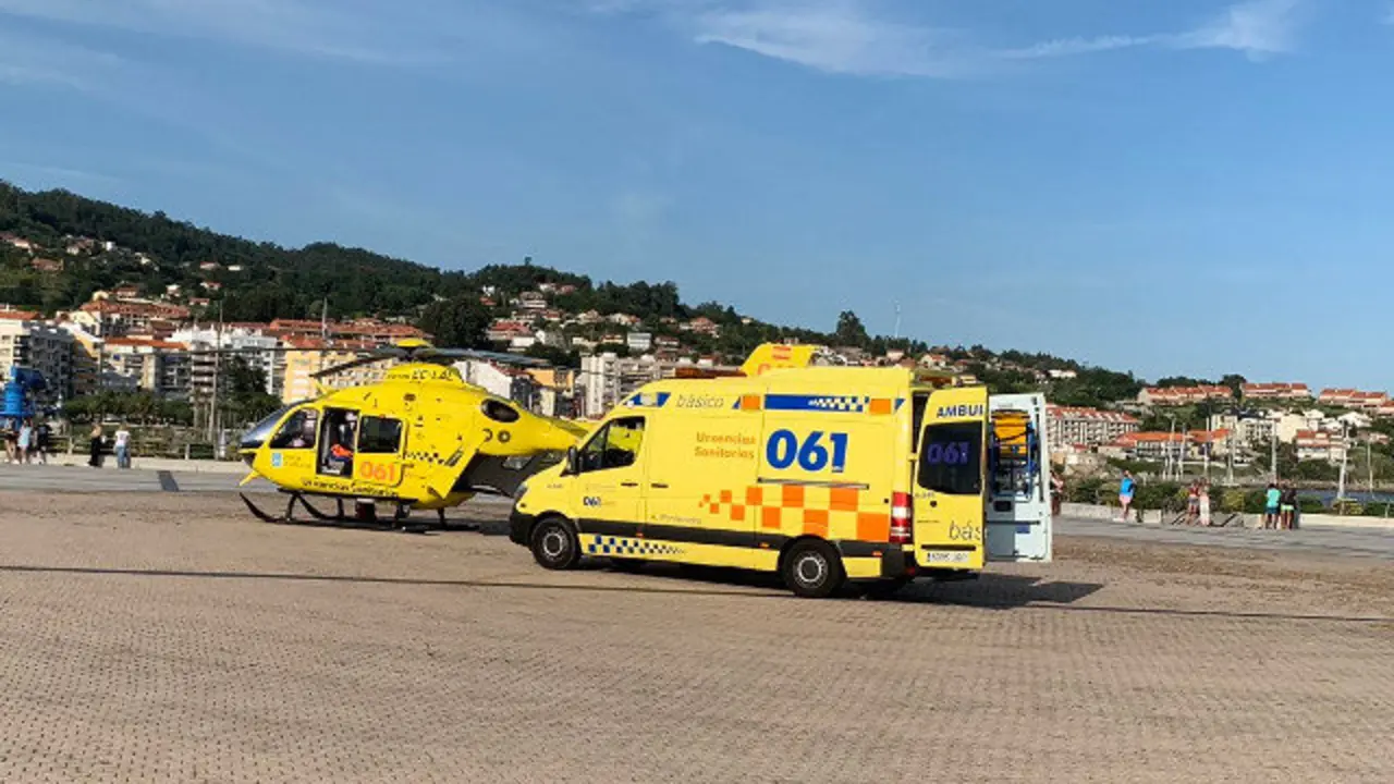 Medios despregados en Sanxenxo para atender ao ferido. EMERXENCIAS SANXENXO