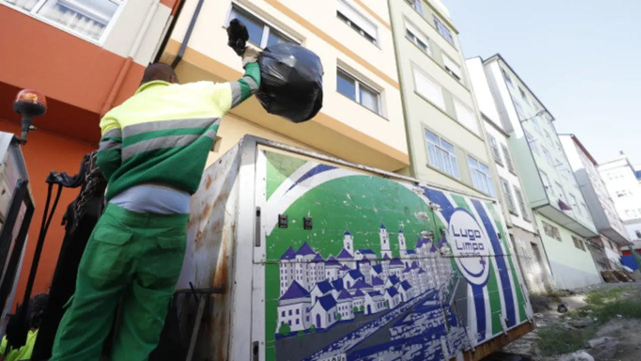 Efectivos de Urbaser retirando lixo da vivenda. FOTOS: SEBAS SENANDE