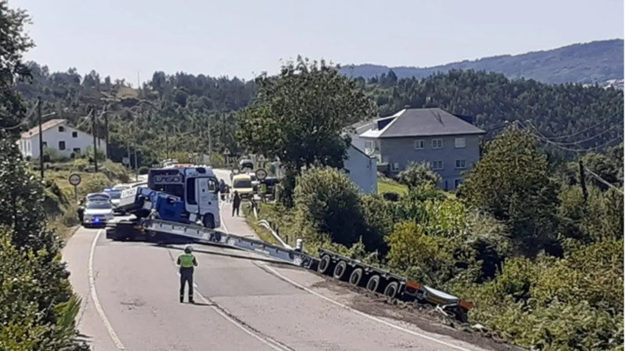 Camión siniestrado en Cerdedo-Cotobade. DP