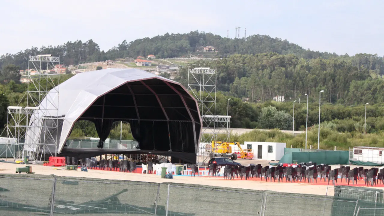 Desmontaje de las infraestructuras del Maestral Music Festival. RAFA FARIÑA