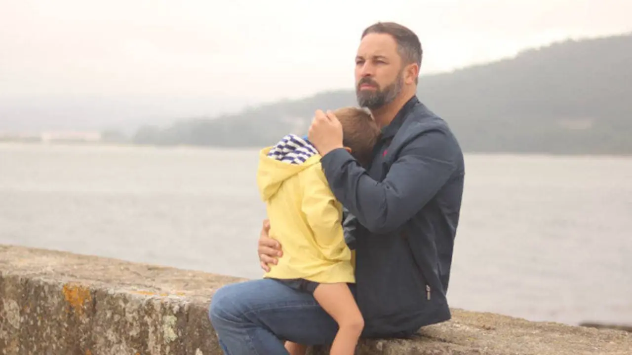 Abascal junto a su hijo en un momento de sus vacaciones. INSTAGRAM