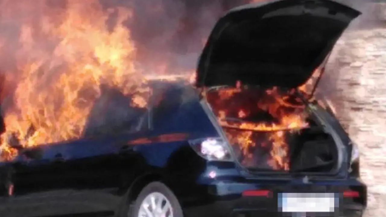 Coche ardendo en Pazos de Borbén. DP